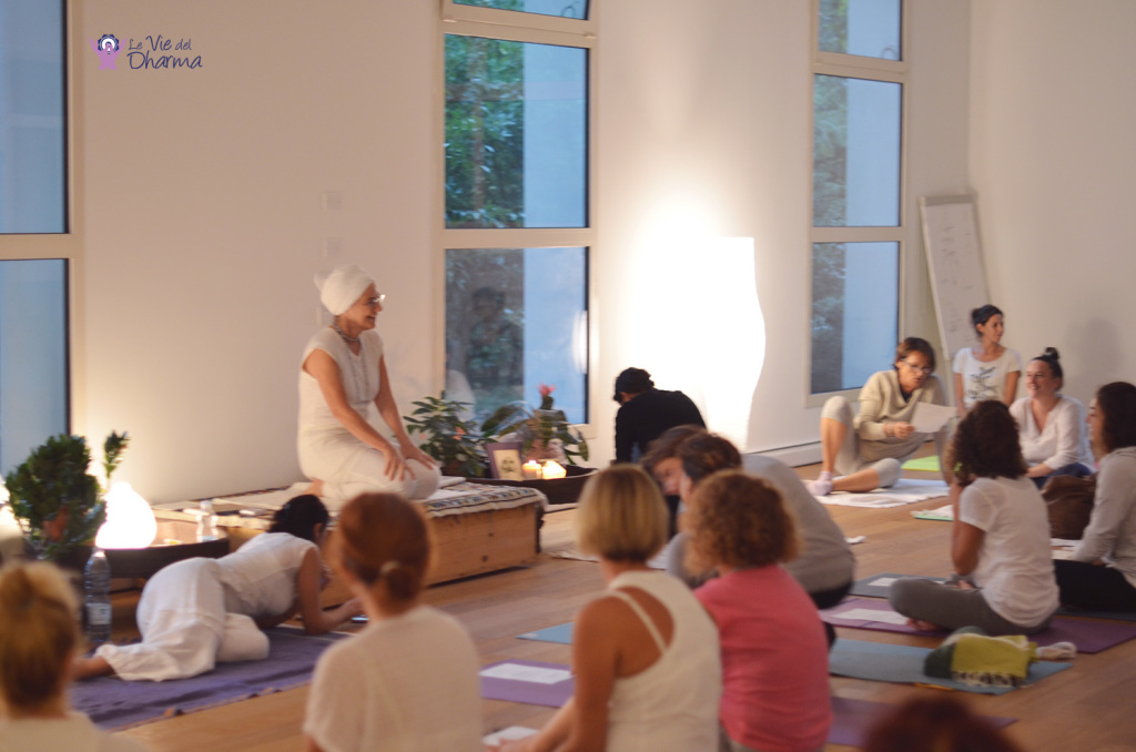 Lezione di Kundalini Yoga, con Dharma Kaur