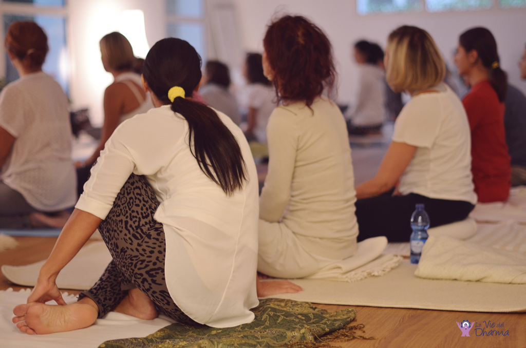 Lezione di Kundalini Yoga, con Dharma Kaur