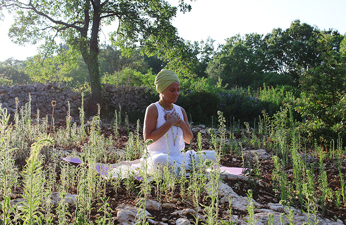 Dharma Kaur, insegnante di yoga