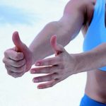 Abbraccia il pugno con l’altra mano.