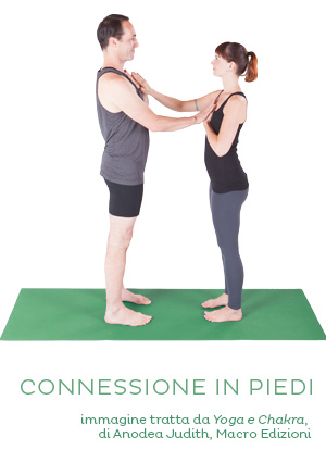 asana-a-coppie-connessione-in-piedi