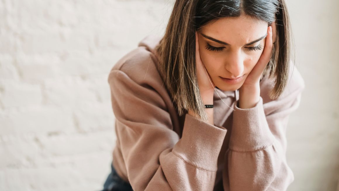 Yoga contro la tristezza: sette modi per risollevare l’umore