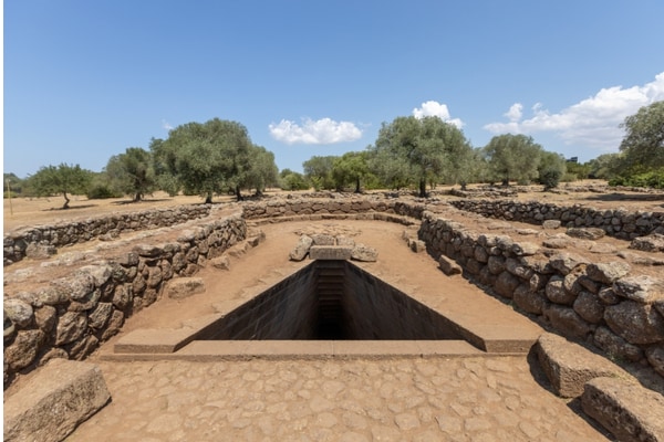 entrata ad un pozzo sacro dell'età nuragica in Sardegna