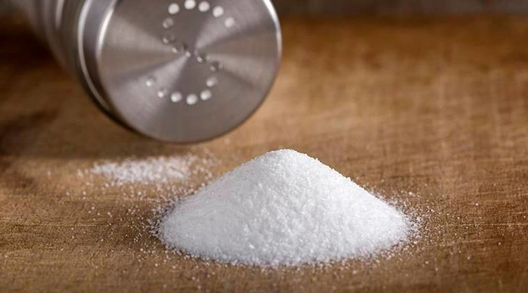 Il sale in cucina: consumi in calo ma i rischi restano