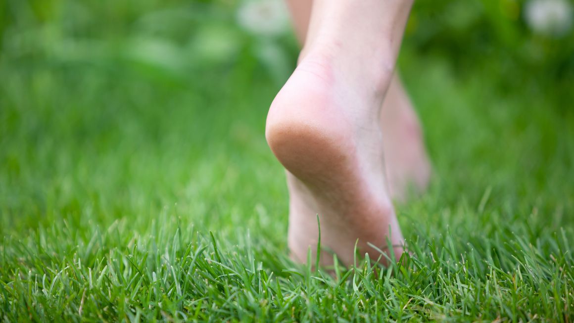 E se ci togliessimo le scarpe? A piedi nudi (earthing) per riconnetterci con la Terra